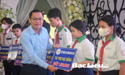 Trao 1.000 suất học bổng cho học sinh trong Chương trình “Chắp cánh ước mơ”