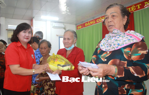 Hội Chữ thập đỏ tỉnh:  Tặng 300 suất quà cho ngư dân nghèo, người khuyết tật tại xã Vĩnh Thịnh