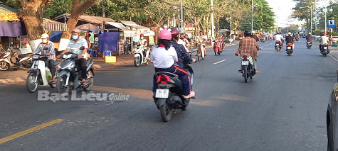 Người đi bộ thản nhiên vi phạm Luật Giao thông