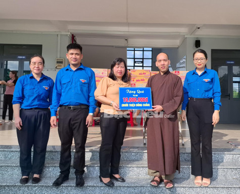 Trao tặng gần 170 suất quà cho trẻ mồ côi, người già neo đơn