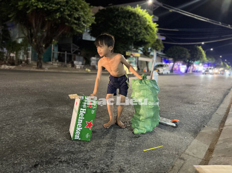 Bàn chân bé mưu sinh trong đêm