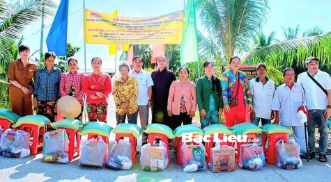 Huyện Phước Long: Khánh thành cầu giao thông và tặng quà cho người dân