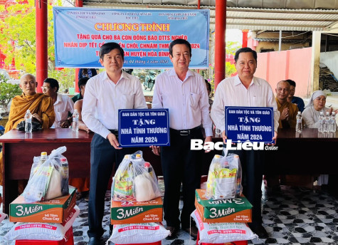 Ban Dân tộc và Tôn giáo tỉnh tặng 300 phần quà và 5 căn nhà cho đồng bào Khmer