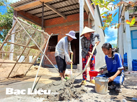 Niềm vui lớn của cô học trò nghèo ven biển