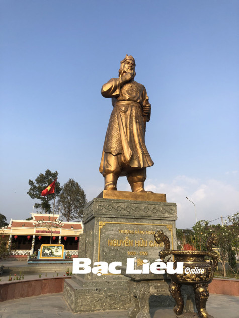 Dưới chân những tượng đài!