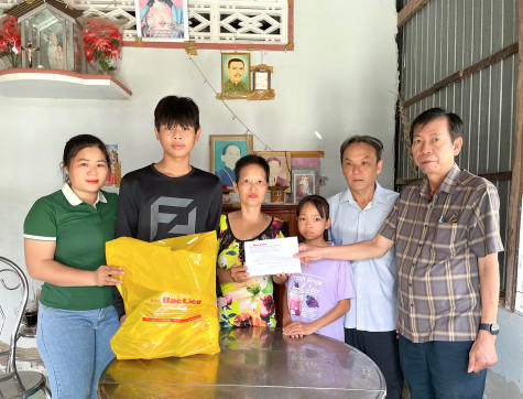Tổng Biên tập Báo Bạc Liêu trao tiền hỗ trợ cho gia đình em Quang ở huyện Hòa Bình