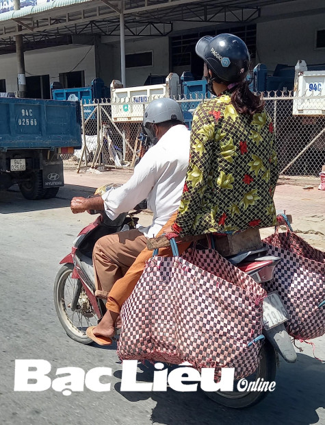 Mất an toàn khi ngồi trên giá đèo hàng gắn trên xe máy