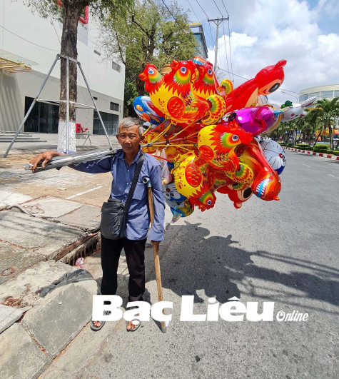 Tuổi già vất vả mưu sinh
