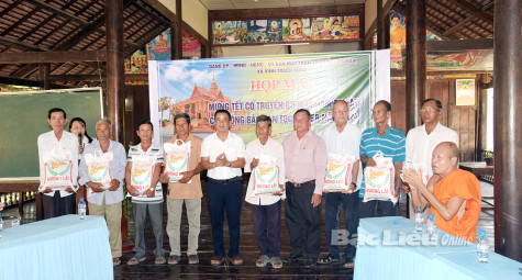 Họp mặt, trao quà cho đồng bào Khmer nhân dịp tết Chôl-chnăm-thmây