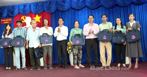 Trao hơn 230 cặp đựng hồ sơ cho các Ban quản lý Tổ tiết kiệm và vay vốn