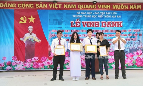 Vinh danh học sinh đạt thành tích cao