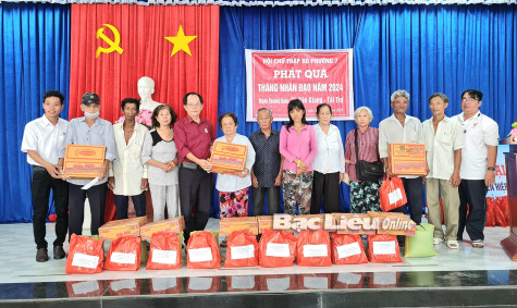Tặng 40 phần quà cho người dân có hoàn cảnh khó khăn