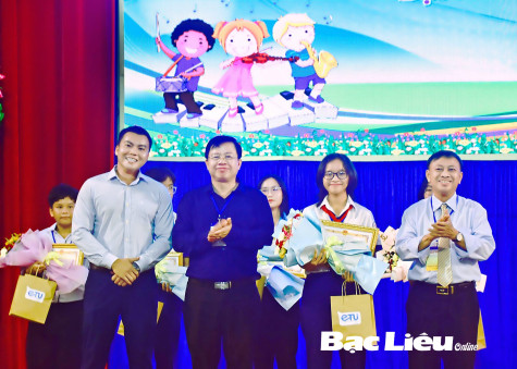 Tổng kết, trao giải Hội thi Thuyết trình, hùng biện và Hát karaoke bằng tiếng Anh năm 2024