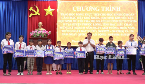 Trao 450 suất học bổng cho học sinh có hoàn cảnh khó khăn