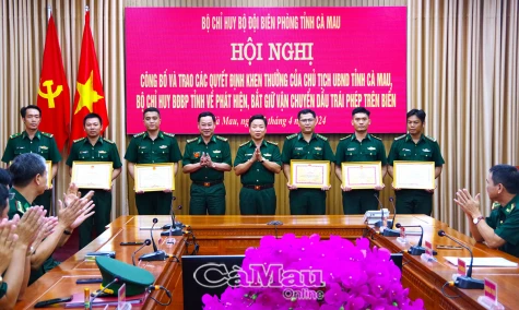 UBND tỉnh Cà Mau tặng bằng khen cho các quân nhân