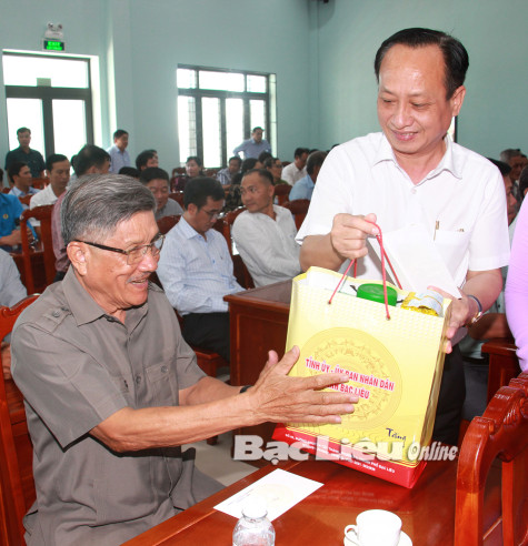 Trọn nghĩa tình với người có công