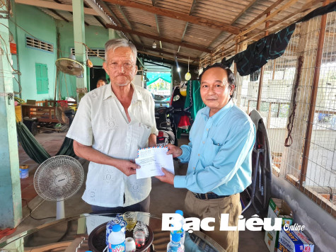 Thăm và hỗ trợ tiền cho thương binh Huỳnh Tấn Sĩ