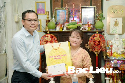 Lãnh đạo tỉnh thăm, tặng quà cho gia đình các đồng chí tham gia giải phóng Bạc Liêu