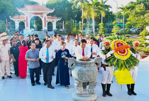 Tỉnh uỷ - HĐND - UBND – Uỷ ban MTTQ Việt Nam tỉnh dâng hương, dâng hoa tại Khu tưởng niệm Chủ tịch Hồ Chí Minh