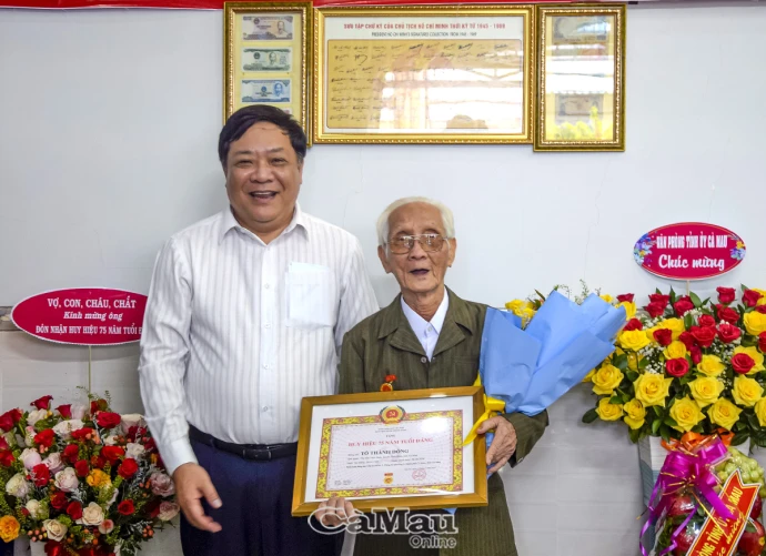 Trao huy hiệu 75 năm tuổi Đảng cho đảng viên Tô Thành Đồng