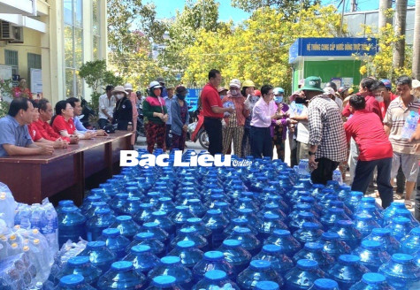 Trao bình nước lọc cho 400 hộ dân phường Nhà Mát