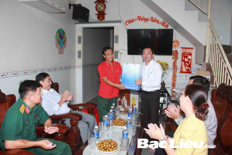 Thăm cá nhân, gia đình có người trực tiếp tham gia Chiến dịch Điện Biên Phủ