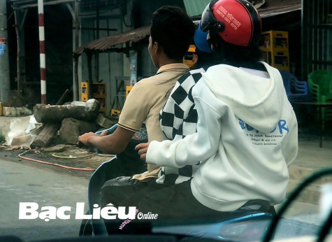 Không đội mũ bảo hiểm "cõng" 3 trên đường