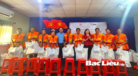 Hội Chữ thập đỏ tỉnh: Trao quà và áo phao cho ngư dân huyện Hòa Bình
