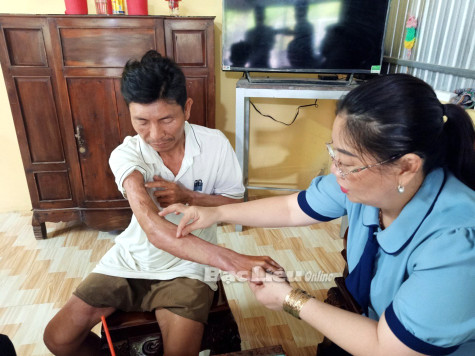 Sở LĐ-TB&XH: Thăm và trao quà hỗ trợ người lao động bị tai nạn
