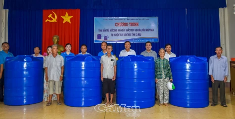 Trao tặng 30 bồn trữ nước cho người dân thị trấn Trần Văn Thời