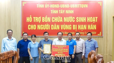 Tiếp nhận 500 triệu đồng của tỉnh Tây Ninh hỗ trợ hộ nghèo vùng khô hạn