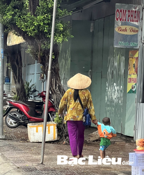 Cần xử lý nghiêm nạn chăn dắt trẻ em đi bán vé số