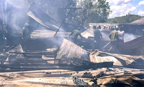 Cháy 5 căn nhà dân trên địa bàn xã Đất Mũi, huyện Ngọc Hiển