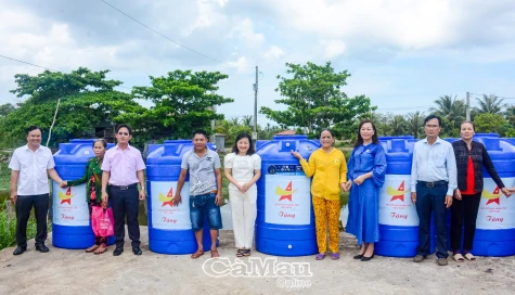Trao 20 bồn chứa nước và 1.000 bình nước uống ở xã Khánh Hải
