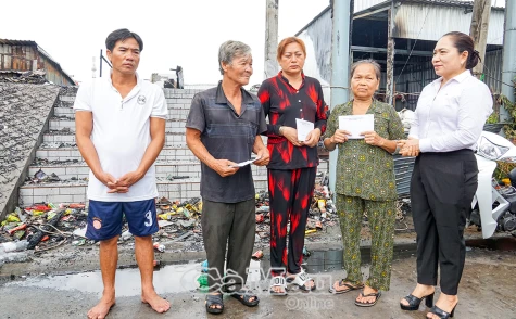 Hơn 23 triệu đồng hỗ trợ cho các gia đình bị cháy nhà tại xã Đất Mũi