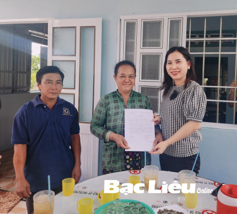 Hội LHPN Tỉnh: Trao tặng nhà tình thương cho hội viên phụ nữ nghèo