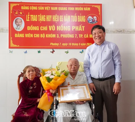 Trao huy hiệu 65 năm tuổi Đảng cho đảng viên Võ Hồng Phất