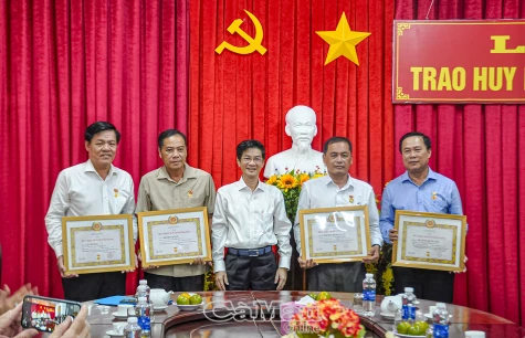 Đảng uỷ Dân Chính Đảng trao Huy hiệu Đảng cho 8 đảng viên