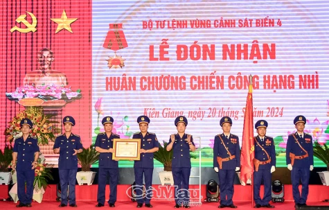 Bộ Tư lệnh Vùng Cảnh sát biển 4 nhận Huân chương Chiến công hạng Nhì