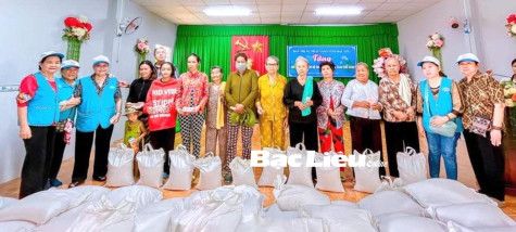 Trao 450 phần quà cho người dân khó khăn nhân mùa Phật đản 2024