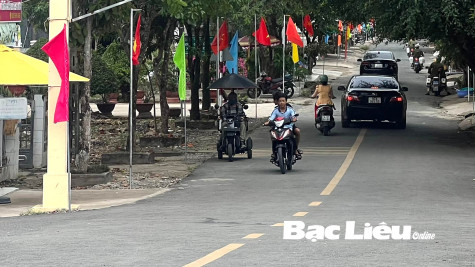 Người dân nông thôn lơ là việc đội mũ bảo hiểm