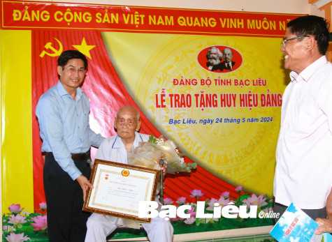 Trao Huy hiệu 65 năm tuổi Đảng cho đồng chí Lại Hiền Năm
