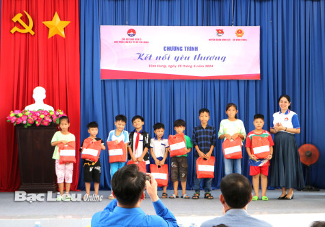 Tặng 150 phần quà cho người dân và thiếu nhi có hoàn cảnh khó khăn
