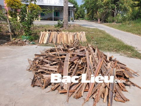 Đống củi trước sân nhà