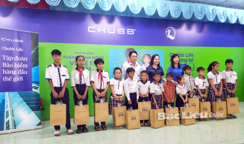 Quỹ Bảo trợ trẻ em Việt Nam: Tặng quà cho 50 trẻ em bị ảnh hưởng bởi hạn, mặn