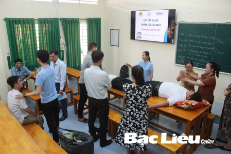 Tập huấn kỹ năng chăm sóc người khuyết tật tại nhà