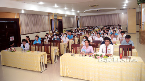 Hơn 100 đoàn viên, người lao động Bệnh viện Đa khoa Thanh Vũ tham gia sinh hoạt về nội dung bài viết của Tổng Bí thư Nguyễn Phú Trọng