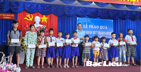 Tặng 350 phần quà cho học sinh, trẻ em có hoàn cảnh khó khăn