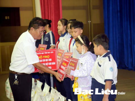 Hỗ trợ 14 tấn gạo cho học sinh có hoàn cảnh đặc biệt khó khăn