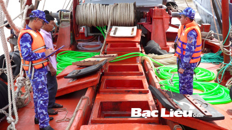 Bộ Tư lệnh Vùng Cảnh sát biển 4: Bắt giữ tàu vận chuyển khoảng 200.000 lít dầu DO không có chứng từ